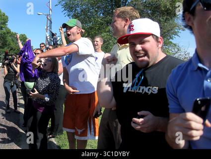 17 août 2010 - Eden Prairie, MN, USA - 17 août 2010 - Eden Prairie, MN - Brett Favre est arrivé à Winter Park pour commencer sa deuxième saison avec les Vikings. SUR CETTE PHOTO : les fans ont réagi lorsque Brett Favre est arrivé dans une voiture aux vitres teintées à Winter Park pour commencer sa deuxième saison avec les Vikings. (Crédit image : Elizabeth Flores/Minneapolis Star Tribune/TNS via ZUMA Wire) Banque D'Images