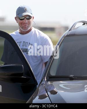 17 août 2010 - Eden Prairie, MN, États-Unis - - Eden Prairie, MN - 17 août 2010 - Brett Favre, quarterback des Vikings du Minnesota, fait signe aux membres des médias et aux fans après leur arrivée en jet à l'aéroport Flying Cloud. Il était accompagné de plusieurs joueurs de Vikings et chassé de l'aéroport par Ryan Longwell, kicker des Vikings. Sur cette photo : Favre quelque chose entre un sourire et un bâillon alors qu'il regardait les membres principalement médiatiques près de la porte de sortie de l'aéroport. (Crédit image : David Joles/Minneapolis Star Tribune/TNS via ZUMA Wire) Banque D'Images