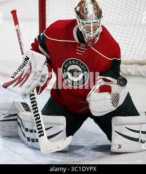 13 novembre 2014 - établi Paul, MN, U.S. - le gardien de but du Minnesota Niklas Backstrom (32) a fait une sauvegarde en troisième période. - 13 novembre 2014, composé Paul, Minn., Xcel Energy Center, NHL, Minnesota Wild vs Buffalo Sabres (crédit image : Carlos Gonzalez/Minneapolis Star Tribune/TNS via ZUMA Wire) Banque D'Images