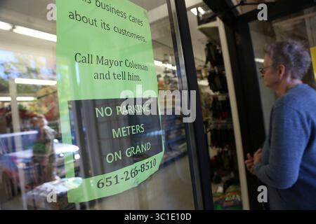 Oct. 1, 2015 - établi Paul, MN, U.S. - Un client est entré dans Frattelone Ace Hardware a passé un panneau qui demandait le soutien d'aucun parcmètre le long de Grand Avenue (/STAR TRIBUNE) sur Grand Avenue à St Paul min., jeudi 1er octobre 2015. Le plan de Paul de tester le stationnement avec compteur sur Grand Avenue, la zone commerciale la plus connue de la ville, a vu les commerçants et les entreprises voir rouge. Le conseil devrait approuver cette mesure à la mi-octobre. (Crédit image : Kyndell Harkness/Minneapolis Star Tribune/TNS via ZUMA Wire) Banque D'Images