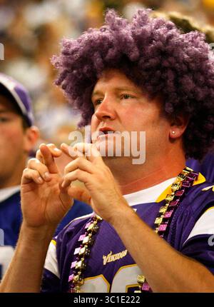 19 septembre 2010 - Minneapolis, MN, USA - NEAPOLIS, MN - 09/19/2010 Minnesota Vikings -vs- Miami Dolphins avec quelques secondes dans le jeu, les fans ont eu recours à croiser les doigts, espérant un miracle. (Crédit image : Brian Peterson/Minneapolis Star Tribune/TNS via ZUMA Wire) Banque D'Images