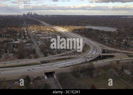 3 novembre 2010 - Minneapolis, MN, États-Unis - NEAPOLIS - 11/3/10 - L'énorme projet d'échangeur Highway 62 et I-35W est enfin terminé. SUR CETTE PHOTO : une vue aérienne de l'échangeur de l'autoroute 62 où la I-35W se sépare et se dirige vers le nord en direction du centre-ville de Minneapolis. (Crédit image : Jeff Wheeler/Minneapolis Star Tribune/TNS via ZUMA Wire) Banque D'Images