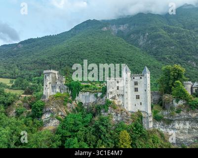 Vue aérienne du château de Miolans en France avec murs partiellement restaurés, palais, tours Banque D'Images