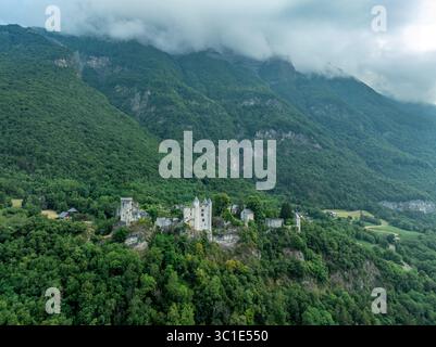 Vue aérienne du château de Miolans en France avec murs partiellement restaurés, palais, tours Banque D'Images