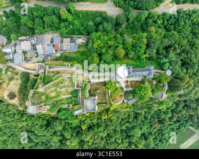 Vue aérienne du château de Miolans en France avec murs partiellement restaurés, palais, tours Banque D'Images