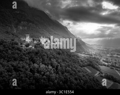 Vue aérienne du château de Miolans en France avec murs partiellement restaurés, palais, tours Banque D'Images