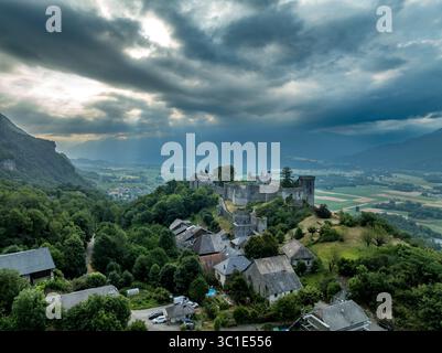 Vue aérienne du château de Miolans en France avec murs partiellement restaurés, palais, tours Banque D'Images