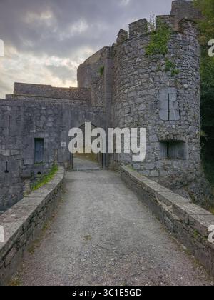 Vue aérienne du château de Miolans en France avec murs partiellement restaurés, palais, tours au ciel spectaculaire Banque D'Images