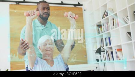 Soignant masculin guidant une femme âgée en fauteuil roulant soulevant des haltères roses en thérapie, superposition de données Banque D'Images