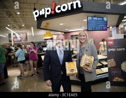 19 octobre 2017 - Stillwater, MN - Minnesota, États-Unis - États-Unis - Chad Ferguson, président de la division Retail West de Cub, et Anne Dament, vice-présidente principale de la vente au détail, de la marchandise et du marketing, se tenaient fièrement devant le nouveau stand de pop-corn du Stillwater Cub. / (Crédit image : Richard Tsong-Taatarii/Minneapolis Star Tribune/TNS via ZUMA Wire) Banque D'Images