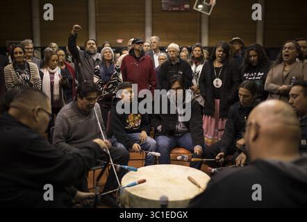 1er novembre 2017 - Minneapolis, MN, États-Unis - Mourners a encerclé le groupe de batterie Midnight Express alors qu'ils rendaient hommage à Dennis Banks avec la performance de l'American Indian Movement Song lors du mémorial pour le co-fondateur de L'AIM mercredi soir. ....Un service commémoratif a été organisé pour le co-fondateur du mouvement amérindien Dennis Banks au American Indian Center à Minneapolis mercredi soir, le 1er novembre 2017. (Crédit image : Jeff Wheeler/Minneapolis Star Tribune/TNS via ZUMA Wire) Banque D'Images