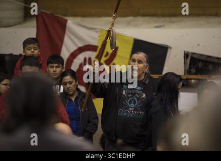 1er novembre 2017 - Minneapolis, MN, États-Unis - des personnes en deuil, dont Clyde Bellecourt, co-fondateur de L'AIM, ont encerclé le groupe de batterie Midnight Express alors qu'ils rendaient hommage à Dennis Banks avec la performance de l'American Indian Movement Song lors du mémorial du co-fondateur de L'AIM mercredi soir. ....Un service commémoratif a été organisé pour le co-fondateur du mouvement amérindien Dennis Banks au American Indian Center à Minneapolis mercredi soir, le 1er novembre 2017. (Crédit image : Jeff Wheeler/Minneapolis Star Tribune/TNS via ZUMA Wire) Banque D'Images