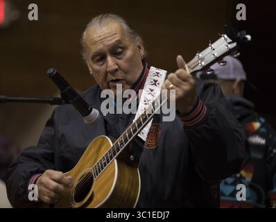 1 novembre 2017 - Minneapolis, MN, États-Unis - Mitch Walking Elk a interprété une chanson qu'il a écrite sur Dennis Banks au mémorial mercredi soir. ....Un service commémoratif a été organisé pour le co-fondateur du mouvement amérindien Dennis Banks au American Indian Center à Minneapolis mercredi soir, le 1er novembre 2017. (Crédit image : Jeff Wheeler/Minneapolis Star Tribune/TNS via ZUMA Wire) Banque D'Images