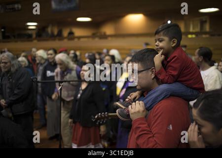 1er novembre 2017 - Minneapolis, MN, États-Unis - Mourners a encerclé le groupe de batterie Midnight Express alors qu'ils rendaient hommage à Dennis Banks avec la performance de l'American Indian Movement Song lors du mémorial pour le co-fondateur de L'AIM mercredi soir. ....Un service commémoratif a été organisé pour le co-fondateur du mouvement amérindien Dennis Banks au American Indian Center à Minneapolis mercredi soir, le 1er novembre 2017. (Crédit image : Jeff Wheeler/Minneapolis Star Tribune/TNS via ZUMA Wire) Banque D'Images