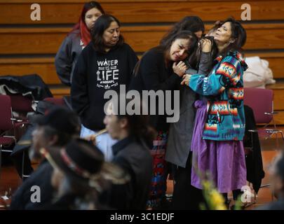 1 novembre 2017 - Minneapolis, MN - Minnesota, USA - les membres de la famille se sont consolés pendant une visite toute la nuit pour le co-fondateur de L'AIM Dennis Banks à l'American Indian Center, mercredi 1,2017 novembre à Minneapolis, MN. (Crédit image : Jerry Holt/Minneapolis Star Tribune/TNS via ZUMA Wire) Banque D'Images