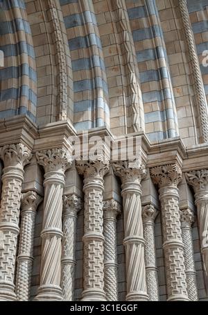 Londres, Royaume-Uni - 21 juillet 2025 - arche carrelée et pilastres à l'entrée principale du Musée d'histoire naturelle de Londres. le design complexe du pila Banque D'Images