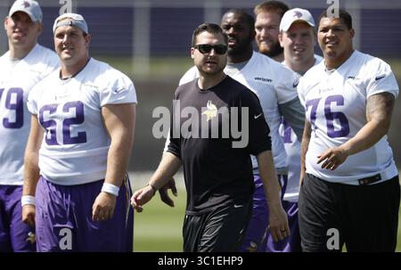 28 juillet 2018 - Eagan, Minnesota, États-Unis - Andrew Janocko, entraîneur de ligne offensive adjoint, a marché du terrain avec les joueurs après l'entraînement. Janocko et l’entraîneur des Tight ends Clancy Barone deviendront l’un des deux entraîneurs de ligne co-offensifs à la suite de la mort de Tony Sparano, ont annoncé samedi les Vikings lors du camp d’entraînement des Vikings du Minnesota au TCO performance Center le samedi 28 juillet 2018 à Eagan, Minnesota. (Crédit image : Jerry Holt/Minneapolis Star Tribune/TNS via ZUMA Wire) Banque D'Images