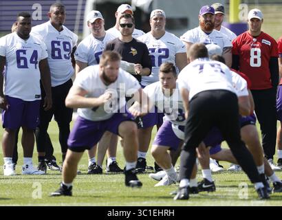 28 juillet 2018 - Eagan, Minnesota, États-Unis - Andrew Janocko, entraîneur de ligne offensive adjoint, a regardé un match pendant le camp d'entraînement des Vikings du Minnesota au centre de performance TCO samedi 28 juillet 2018 à Eagan, MN. (Crédit image : Jerry Holt/Minneapolis Star Tribune/TNS via ZUMA Wire) Banque D'Images