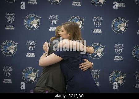 13 août 2018 - Minneapolis, MN, USA - États-Unis - Minnesota Lynx entraîneur-chef Cheryl Reeve a embrassé la garde Lindsay Whalen après que Whalen a annoncé sa retraite lors d'une conférence de presse à Mayo Square, lundi 13 juin 2018 à Minneapolis, MN. (Crédit image : Elizabeth Flores/Minneapolis Star Tribune/TNS via ZUMA Wire) Banque D'Images