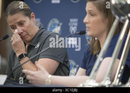 13 août 2018 - Minneapolis, MN, USA - États-Unis - Minnesota Lynx entraîneur-chef Cheryl Reeve est devenue émue lorsque la garde Lindsay Whalen a annoncé sa retraite lors d'une conférence de presse à Mayo Square, lundi 13 juin 2018 à Minneapolis, MN. (Crédit image : Elizabeth Flores/Minneapolis Star Tribune/TNS via ZUMA Wire) Banque D'Images