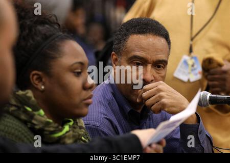 6 janvier 2017 - Minneapolis, MN, États-Unis - Leo Lewis, directeur athlétique de Minneapolis North, s'est assis à la table des marqueurs pendant le match de basket-ball junior masculin de vendredi soir. ....Leo Lewis, le directeur sportif de Minneapolis North, a travaillé dans les coulisses lors d'un match de basket-ball entre Minneapolis North et Patrick Henry High School vendredi 6 janvier 2017 à Minneapolis North High School à Minneapolis. Lewis est considéré comme une figure clé de la résurgence athlétique de l'école. (Crédit image : Anthony souffle/Minneapolis Star Tribune/TNS via ZUMA Wire) Banque D'Images