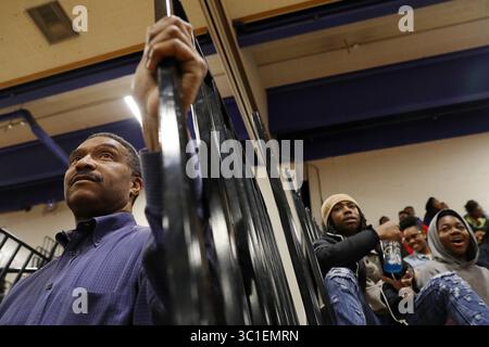 6 janvier 2017 - Minneapolis, MN, États-Unis - Leo Lewis, directeur sportif de Minneapolis North, a regardé depuis les lignes de touche pendant le match de basket-ball junior masculin de vendredi soir. ....Leo Lewis, le directeur sportif de Minneapolis North, a travaillé dans les coulisses lors d'un match de basket-ball entre Minneapolis North et Patrick Henry High School vendredi 6 janvier 2017 à Minneapolis North High School à Minneapolis. Lewis est considéré comme une figure clé de la résurgence athlétique de l'école. (Crédit image : Anthony souffle/Minneapolis Star Tribune/TNS via ZUMA Wire) Banque D'Images