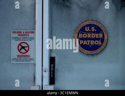 27 janvier 2017 - Noyes, MN, USA - États-Unis - L'ancien poste frontalier américain maintenant fermé et abandonné jeudi 26 janvier 2017, à Noyes, MN. Le nombre de passages illégaux depuis les États-Unis vers le Canada, y compris depuis le Minnesota, a bondi récemment, même pendant les mois froids. Il n'y a pas de clôture, pas de mur à la frontière de Noyes, Minnesota avec le Canada. Au lieu de cela, tout ce qui empêche les gens de franchir illégalement la frontière où la route se termine est un panneau d'arrêt et une barrière métallique. Les autorités canadiennes ont constaté une augmentation marquée du nombre de personnes traversant la frontière près d’Emerson et demandant l’asile à Cana Banque D'Images