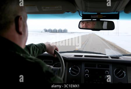 24 janvier 2017 - Noyes, MN, États-Unis - États-Unis - agent adjoint de la patrouille frontalière américaine Scott Webster conduit près de la frontière du Minnesota avec le Canada mardi 24 janvier 2017, près de Noyes, MN. Le nombre de passages illégaux depuis les États-Unis vers le Canada, y compris depuis le Minnesota, a bondi récemment, même pendant les mois froids. ''C'est un terrain assez hospitalier en été'', a déclaré Webster à propos de la traversée. ''cependant, en hiver, c'est mortel. C’est juste mortel. » Les autorités canadiennes ont constaté une augmentation marquée du nombre de personnes traversant la frontière près d’Emerson et demandant l’asile Banque D'Images