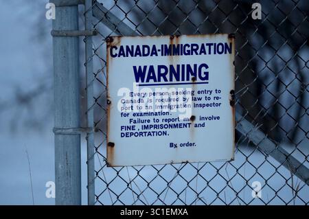27 janvier 2017 - Noyes, MN, USA - États-Unis - L'ancien poste frontalier américain maintenant fermé et abandonné jeudi 26 janvier 2017, à Noyes, MN. Le nombre de passages illégaux depuis les États-Unis vers le Canada, y compris depuis le Minnesota, a bondi récemment, même pendant les mois froids. Il n'y a pas de clôture, pas de mur à la frontière de Noyes, Minnesota avec le Canada. Au lieu de cela, tout ce qui empêche les gens de franchir illégalement la frontière où la route se termine est un panneau d'arrêt et une barrière métallique. Les autorités canadiennes ont constaté une augmentation marquée du nombre de personnes traversant la frontière près d’Emerson et demandant l’asile à Cana Banque D'Images