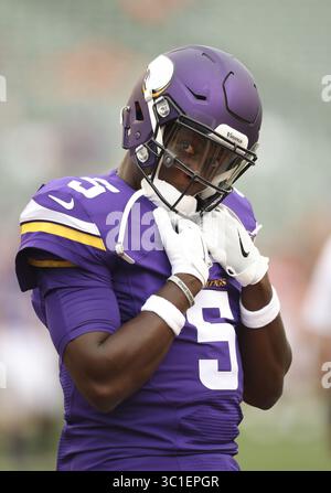 12 août 2016 - Cincinnati, OH, États-Unis - le quarterback des Vikings du Minnesota, Teddy Bridgewater, a été étiré avant le match de vendredi soir à Cincinnati. Les Vikings du Minnesota ont rencontré les Bengals de Cincinnati lors de leur premier match de pré-saison NFL vendredi soir, 12 août 2016 au Paul Brown Stadium de Cincinnati, OHIO. (Crédit image : Jeff Wheeler/Minneapolis Star Tribune/TNS via ZUMA Wire) Banque D'Images