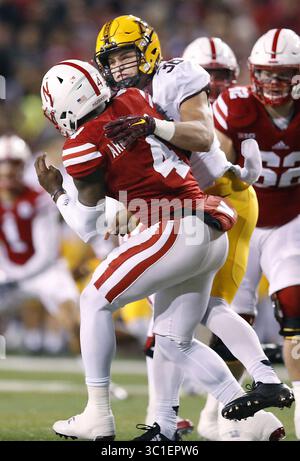 12 novembre 2016 - Lincoln, ne, États-Unis - le linebacker du Minnesota Blake Cashman a mis la pression sur le quarterback du Nebraska Tommy Armstrong Jr. alors que le Minnesota a affronté le Nebraska au Tom Osborne Field au Memorial Stadium, le samedi 12 novembre 2016 à Lincoln, Nebraska. (/STAR TRIBUNE) (crédit image : Elizabeth Flores/Minneapolis Star Tribune/TNS via ZUMA Wire) Banque D'Images