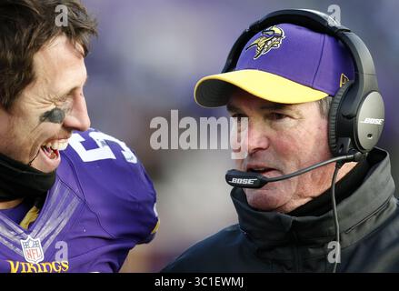 30 novembre 2014 - Minneapolis, MN, États-Unis - Chad Greenway a parlé avec l'entraîneur-chef des Vikings Mike Zimmer à la dernière minute du match. Le Minnesota a battu la Caroline par un score final de 31-13. - 30 novembre 2014, Minneapolis, Minn., stade TCF Bank, NFL, Minnesota Vikings v. Carolina Panthers (crédit image : Carlos Gonzalez/Minneapolis Star Tribune/TNS via ZUMA Wire) Banque D'Images
