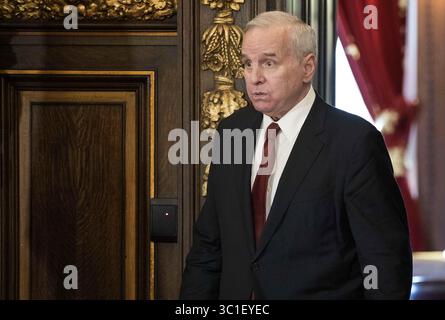 16 février 2017 - salué Paul, MN, USA - le gouverneur Mark Dayton est entré dans la salle de réception du gouverneur pour une conférence de presse à la capitale de l'État jeudi... .. .. .. - Le 16 février 2017, Paul, MN, le gouverneur Mark Dayton tient un point de presse général où il est certain d'être interrogé sur la démission jeudi matin de Michele Kelm Helgen à titre de président de la Minnesota Sports Facilities Commission (crédit image : Carlos Gonzalez/Minneapolis Star Tribune/TNS via ZUMA Wire) Banque D'Images