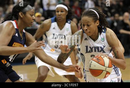 21 mai 2013 - Minneapolis, MN - Minnesota, États-Unis - Minnesota Lynx v. Connecticut Sun match d'exposition le 21/05/13. (De gauche à droite) Ashley Walker de Sun défendit alors que le Seimone Augustus de Lynx conduisait jusqu'au panier. /Star Tribune Ashley Walker, Seimone Augustus/Roster. (Crédit image : Bruce Bisping/Minneapolis Star Tribune/TNS via ZUMA Wire) Banque D'Images
