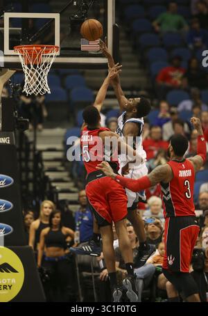 1er avril 2015 - Minneapolis, MN, États-Unis - L'attaquant des Timberwolves Andrew Wiggins a été faussé par Bruno Caboclo (5) des Raptors alors qu'il marquait dans le quatrième quart-temps mercredi soir à Target Center. Wiggins mena les Twolves avec 25 points. Les Timberwolves du Minnesota ont perdu 113-99 contre les Raptors de Toronto lors d’un match en NBA mercredi soir, le 1er avril 2015, au Target Center de Minneapolis. (Crédit image : Jeff Wheeler/Minneapolis Star Tribune/TNS via ZUMA Wire) Banque D'Images