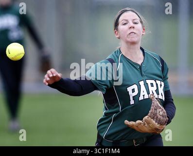 11 mai 2015 - Cottage Grove, MN, États-Unis - Rachel Suter (15 ans) de Park High a jeté un coureur dans la troisième manche. , 11 mai 2015, Cottage Grove, MN, Park High School / PrEP Girls softball, White Bear Lake à Park (crédit image : Carlos Gonzalez/Minneapolis Star Tribune/TNS via ZUMA Wire) Banque D'Images