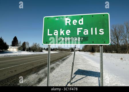 3 février 2017 - Red Lake Falls, MN, États-Unis - Red Lake Falls, population 1 427 plus 4. L'histoire improbable du reporter du Washington Post Christopher Ingraham commence par lui écrire un article basé sur les données sur la façon dont il est mauvais de vivre dans le comté de Red Lake, MN, et se termine par lui tomber amoureux de l'endroit et déménager sa famille à Red Lake Falls de Washington D.C. .. Lake Falls, MN 01/29/17.. (Crédit image : Brian Peterson/Minneapolis Star Tribune/TNS via ZUMA Wire) Banque D'Images