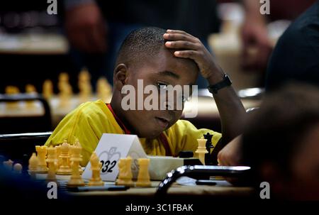21 mai 2005 ; Minneapolis, MN, États-Unis ; RONNIE NELSON, six ans, réfléchit à son prochain coup contre son adversaire Jerry MacDonald, Grand Rapids, mi, lors d'un match au HB Global Chess Challenge au Minneapolis Convention Center. Ronnie a voyagé avec ses tantes, Lesley Ann et Zerina Nelson, de leur domicile à Trinidad pour participer au tournoi. MacDonald a gagné le match. Crédit obligatoire : photo par /Minneapolis Star/ZUMA Press. (©) Copyright 2005 par /Minneapolis Star Tribune (crédit image : Jim Gehrz/Minneapolis Star Tribune/TNS via ZUMA Wire) Banque D'Images