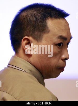 15 septembre 2005 ; Hayward, WI, États-Unis ; Chai Soua Vang, 36 ans, de composé Paul, revient dans une salle d’audience du comté de Sawyer suite à une pause déjeuner de son procès pour meurtre le samedi 10 septembre 2005, à Hayward, Wisconsin. Vang est accusé de six chefs d'accusation de meurtre au premier degré et deux chefs d'accusation de tentative de meurtre dans les fusillades du 21 novembre 2004 dans certains bois isolés du comté de Sawyer, Wisconsin. Crédit obligatoire : photo de Renee Jones-POOL/ZUMA Press. (©) Copyright 2005 par Renee Jones-POOL (crédit image : Renee Jones Schneider/Minneapolis Star Tribune/TNS via ZUMA Wire) Banque D'Images