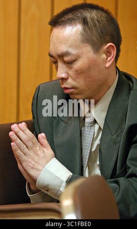 15 septembre 2005 ; Hayward, WI, États-Unis ; Chai Soua Vang, 36 ans, de composé Paul, s’arrête un instant pour prier lors d’une pause dans son procès pour meurtre vendredi 16 septembre 2005, à Hayward, Wisconsin. Vang est accusé de six chefs d'accusation de meurtre au premier degré et deux chefs d'accusation de tentative de meurtre dans les fusillades du 21 novembre 2004 dans certains bois isolés du comté de Sawyer, Wisconsin. Crédit obligatoire : photo de /ZUMA Press. (©) Copyright 2005 par (crédit image : Stormi Greener/Minneapolis Star Tribune/TNS via ZUMA Wire) Banque D'Images