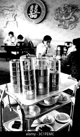 6 novembre 1987 - États-Unis - 6 novembre 1987 choix de la critique / dîner dehors vous n'avez pas à attendre jusqu'à dimanche pour dim sum, le traditionnel tidbit chinois. Le nouveau Village travaille au 850 Hampshire Av.S,. Golden Valley, sert maintenant dim sum de 11 h à 14 h 30 tous les jours. L'assortiment comprend des boulettes de crevettes cuites à la vapeur, Sharkfin Shiu mai, des petits pains de porc cuits à la vapeur, des côtes levées de rechange, des rouleaux de printemps, prix collant de 1,35 $ à 1,80 $ l'assiette. Le menu du dîner propose de nombreuses spécialités de fruits de mer servies au wok original Village, que je considère comme le meilleur restaurant cantonais des Twin Cities. Le samedi, dimanche Banque D'Images