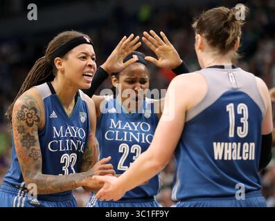 28 août 2016 - Minneapolis, MN, États-Unis - Seimone Augustus (33), de gauche à droite, et Maya Moore (23), attaquant des Lynx du Minnesota, célèbrent une faute sur Lindsay Whalen (13), la garde des Lynx du Minnesota. (/Star Tribune) RENSEIGNEMENTS GÉNÉRAUX : les Lynx du Minnesota affrontent le Storm de Seattle au Target Center de Minneapolis le dimanche 28 août 2016. Les Lynx du Minnesota ont battu Seattle Storm 92-80. (Crédit image : Leila Navidi/Minneapolis Star Tribune/TNS via ZUMA Wire) Banque D'Images