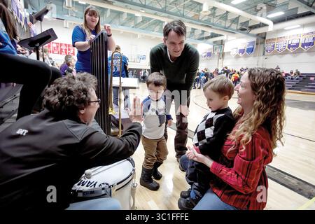 Février 3, 2017 - Red Lake Falls, MN, États-Unis - les garçons Ingraham (Jack et Charlie) obtiennent un high Five de Mindy Pierson après avoir vérifié la batterie dans le groupe de pep lors d'un match de basket-ball Red Lake Falls High School un vendredi soir. L'histoire improbable du reporter du Washington Post Christopher Ingraham commence par lui écrivant un article basé sur les données sur la façon dont il est mauvais de vivre dans le comté de Red Lake, MN, et se termine par le fait qu'il tombe amoureux de l'endroit et déménage sa famille là-bas de DC . Lake Falls, MN 01/29/17. (Crédit image : Brian Peterson/Minneapolis Star Tribune/TNS via ZUMA Wire) Banque D'Images