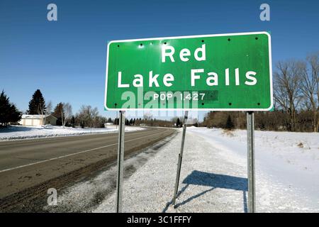 3 février 2017 - Red Lake Falls, MN, États-Unis - Red Lake Falls, population 1 427 plus 4. L'histoire improbable du reporter du Washington Post Christopher Ingraham commence par lui écrivant un article basé sur les données sur la façon dont il est mauvais de vivre dans le comté de Red Lake, MN, et se termine par le fait qu'il tombe amoureux de l'endroit et déménage sa famille à Red Lake Falls de Washington D.C. Lake Falls, MN 01/29/17. (Crédit image : Brian Peterson/Minneapolis Star Tribune/TNS via ZUMA Wire) Banque D'Images