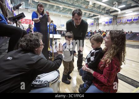 7 février 2017 - Red Lake Falls, MN, États-Unis - les garçons Ingraham (Jack et Charlie) obtiennent un high Five de Mindy Pierson après avoir vérifié la batterie dans le groupe de pep lors d'un match de basket-ball Red Lake Falls High School un vendredi soir. L'histoire improbable du reporter du Washington Post Christopher Ingraham commence par lui écrire un article basé sur les données sur la façon dont il est mauvais de vivre dans le comté de Red Lake, MN, et se termine par lui tomber amoureux de l'endroit et déplacer sa famille là-bas de DC .. Lake Falls, MN 01/29/17. (Crédit image : Brian Peterson/Minneapolis Star Tribune/TNS via ZUMA Wire) Banque D'Images