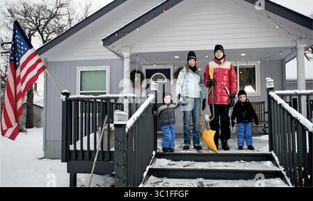 4 février 2017 - Red Lake Falls, MN, États-Unis - Chris Ingraham, reporter du Washington Post, vit maintenant dans une modeste maison à Red Lake Falls avec sa femme Briana et ses jumeaux Charles et Jack. L'histoire improbable du reporter du Washington Post Christopher Ingraham commence par lui écrivant un article basé sur les données sur la façon dont il est mauvais de vivre dans le comté de Red Lake, MN, et se termine par le fait qu'il tombe amoureux de l'endroit et déménage sa famille là-bas de DC . Lake Falls, MN 01/29/17. (Crédit image : Brian Peterson/Minneapolis Star Tribune/TNS via ZUMA Wire) Banque D'Images