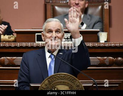 24 janvier 2017 - établi Paul, MN, USA - FILE - dans cette photo de dossier du 23 janvier 2017, Minnesota Gov. Mark Dayton livre son adresse de l'État à l'établissement Paul, Minn. Tous les regards vers la législature du Minnesota sont tournés vers le budget avant qu'ils ne s'ajournent le 22 mai. Dayton est l'un des hommes qui joueront un grand rôle dans son élaboration. (Crédit image : Glen Stubbe/Minneapolis Star Tribune/TNS via ZUMA Wire) Banque D'Images