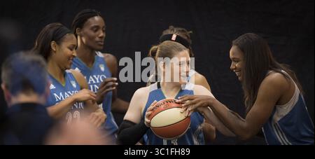 1er mai 2017 - Minneapolis, Minnesota, États-Unis - Maya Moore, Sylvia Fowles, Seimone Augustus, Lindsay Whalen et Rebekkah Brunson ont plaisanté lors de la journée des médias Lynx du Minnesota à Mayo Clinic Square lundi 1er mai 2017 à Minneapolis, MN. (Crédit image : Jerry Holt/Minneapolis Star Tribune/TNS via ZUMA Wire) Banque D'Images