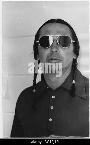 Russell Means (10 novembre 1939 C 22 octobre 2012) était un Oglala Sioux activiste pour les droits des Amérindiens. Il est devenu un membre éminent du mouvement amérindien (AIM). Means était connu pour son rôle dans le film The Last of the Mohicans et s'était présenté sans succès à la nomination libertaire à la présidence en 1988. PHOTO : 28 août 1973 - Pine Ridge, Dakota du Sud, États-Unis - RUSSELL MEANS, chef du mouvement amérindien (AIM), 1973 lors de l'incident du genou blessé. (Crédit image : Mike Zerby/Minneapolis Star Tribune/TNS via ZUMA Wire) Banque D'Images