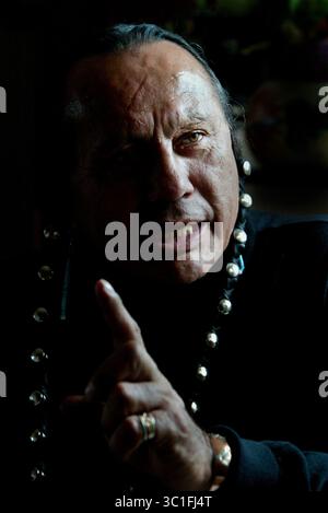 Russell Means (10 novembre 1939 C 22 octobre 2012) était un Oglala Sioux activiste pour les droits des Amérindiens. Il est devenu un membre éminent du mouvement amérindien (AIM). Means était connu pour son rôle dans le film The Last of the Mohicans et s'était présenté sans succès à la nomination libertaire à la présidence en 1988. PHOTO : Oct. 25, 2002 - Pine Ridge, Dakota du Sud, États-Unis - RUSSELL MEANS, activiste indien amérindien, est candidat à la présidence de la tribu Oglala Sioux sur la réserve indienne de Pine Ridge dans le Dakota du Sud. (Image de crédit : Mike Zerby/Minneapolis Star Banque D'Images